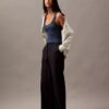 Pantalon à jambes larges en crêpe à fines rayures Pantalon à jambes larges en crêpe à fines rayures