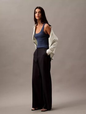 Pantalon à jambes larges en crêpe à fines rayures