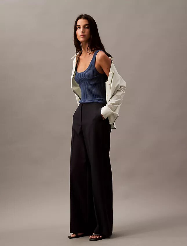 Pantalon à jambes larges en crêpe à fines rayures Pantalon à jambes larges en crêpe à fines rayures