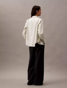 Pantalon à jambes larges en crêpe à fines rayures