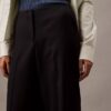 Pantalon à jambes larges en crêpe à fines rayures Pantalon à jambes larges en crêpe à fines rayures