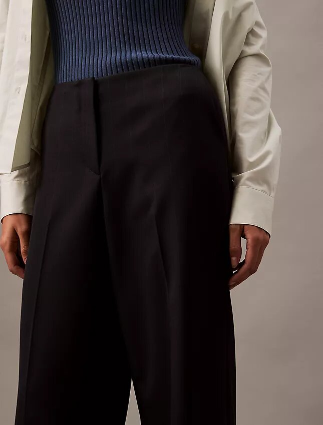 Pantalon à jambes larges en crêpe à fines rayures Pantalon à jambes larges en crêpe à fines rayures