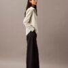 Pantalon à jambes larges en crêpe à fines rayures Pantalon à jambes larges en crêpe à fines rayures