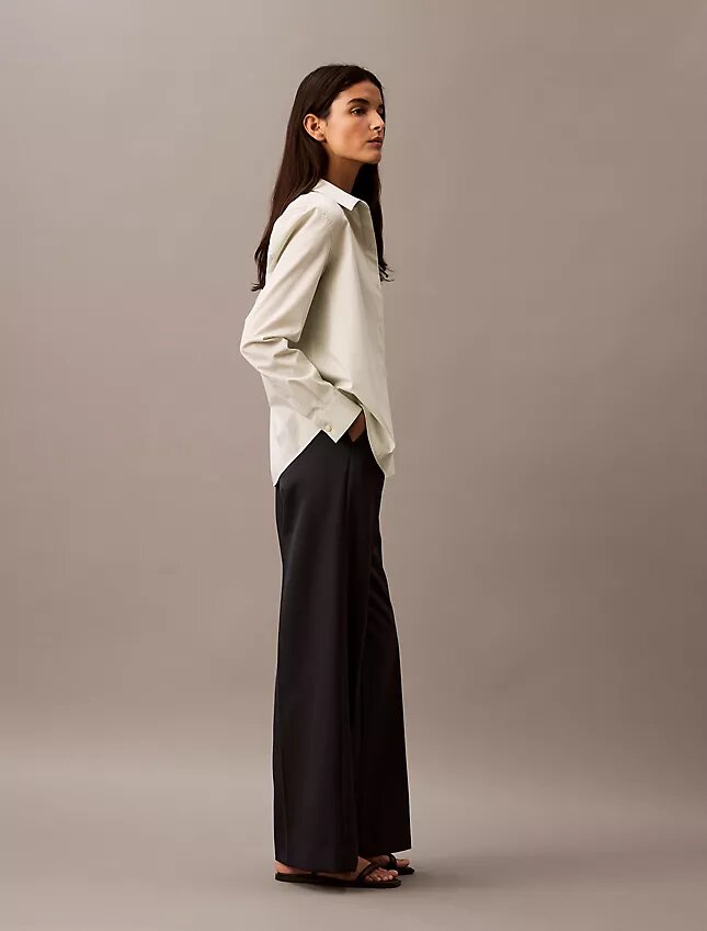 Pantalon à jambes larges en crêpe à fines rayures Pantalon à jambes larges en crêpe à fines rayures