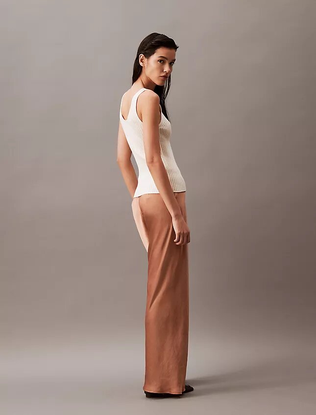 Pantalon à jambes larges en satin froissé Pantalon à jambes larges en satin froissé