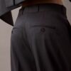 Pantalon plissé en gabardine de laine mélangée Pantalon plissé en gabardine de laine mélangée