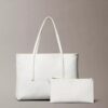 Petit sac fourre-tout avec logo emblématique sur toute la surface et pochette