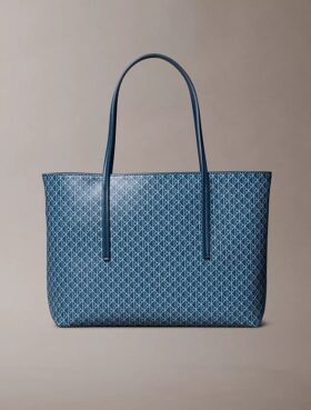 Petit sac fourre-tout avec logo emblématique sur toute la surface et pochette