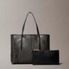 Petit sac fourre-tout avec logo emblématique sur toute la surface et pochette