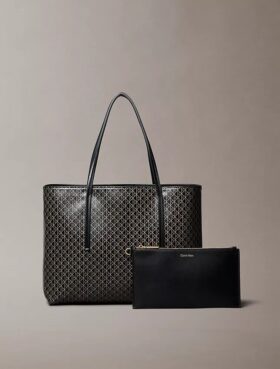 Petit sac fourre-tout avec logo emblématique sur toute la surface et pochette