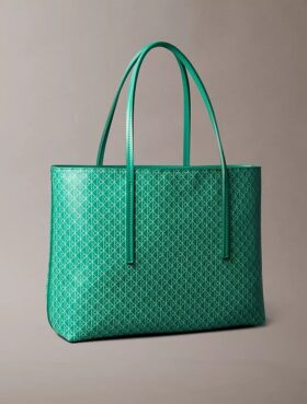 Petit sac fourre-tout avec logo emblématique sur toute la surface et pochette