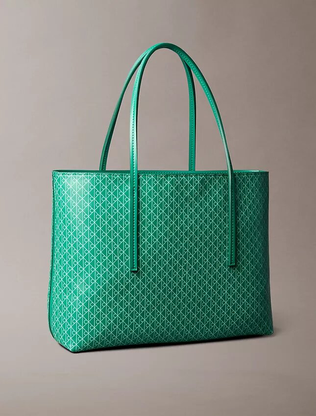 Petit sac fourre-tout avec logo emblématique sur toute la surface et pochette Petit sac fourre-tout avec logo emblématique sur toute la surface et pochette