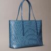 Petit sac fourre-tout avec logo emblématique sur toute la surface et pochette