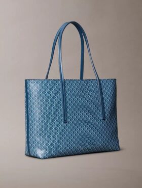 Petit sac fourre-tout avec logo emblématique sur toute la surface et pochette