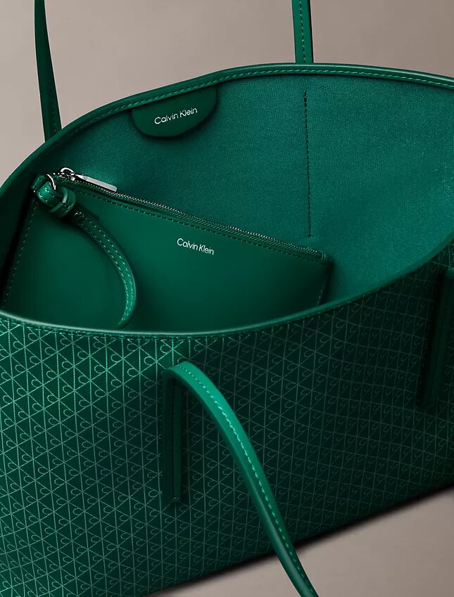 Petit sac fourre-tout avec logo emblématique sur toute la surface et pochette Petit sac fourre-tout avec logo emblématique sur toute la surface et pochette