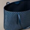 Petit sac fourre-tout avec logo emblématique sur toute la surface et pochette