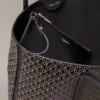 Petit sac fourre-tout avec logo emblématique sur toute la surface et pochette