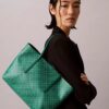 Petit sac fourre-tout avec logo emblématique sur toute la surface et pochette Petit sac fourre-tout avec logo emblématique sur toute la surface et pochette