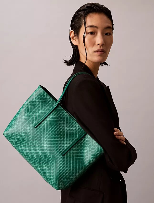 Petit sac fourre-tout avec logo emblématique sur toute la surface et pochette Petit sac fourre-tout avec logo emblématique sur toute la surface et pochette