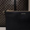 Petit sac fourre-tout avec logo emblématique sur toute la surface et pochette
