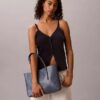 Petit sac fourre-tout avec logo emblématique sur toute la surface et pochette
