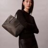 Petit sac fourre-tout avec logo emblématique sur toute la surface et pochette