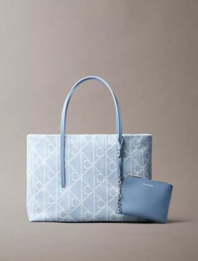 Petit sac fourre-tout en Denim avec logo emblématique sur toute la surface