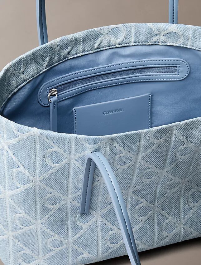 Petit sac fourre-tout en Denim avec logo emblématique sur toute la surface Petit sac fourre-tout en Denim avec logo emblématique sur toute la surface