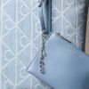 Petit sac fourre-tout en Denim avec logo emblématique sur toute la surface Petit sac fourre-tout en Denim avec logo emblématique sur toute la surface