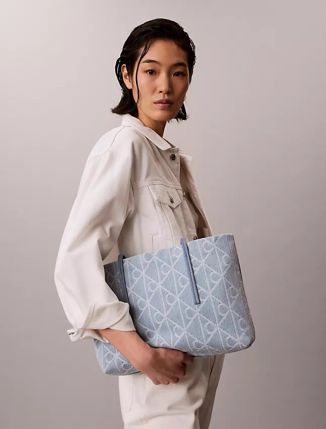 Petit sac fourre-tout en Denim avec logo emblématique sur toute la surface Petit sac fourre-tout en Denim avec logo emblématique sur toute la surface