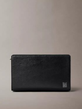 Pochette avec logo emblématique