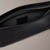 Pochette avec logo emblématique