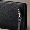 Pochette avec logo emblématique