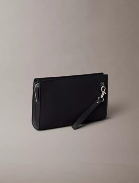 Pochette avec logo en relief
