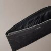Pochette avec logo en relief