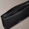 Pochette avec logo en relief