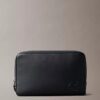 Pochette avec monogramme en relief
