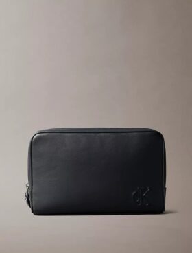 Pochette avec monogramme en relief