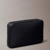 Pochette avec monogramme en relief