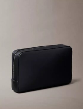 Pochette avec monogramme en relief