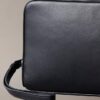 Pochette avec monogramme en relief