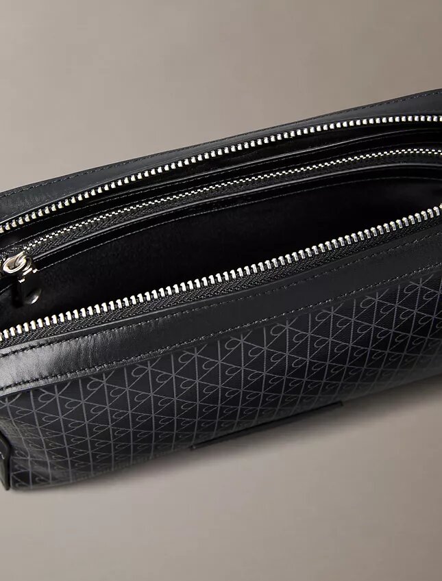 Pochette à logo emblématique sur toute la surface Pochette à logo emblématique sur toute la surface