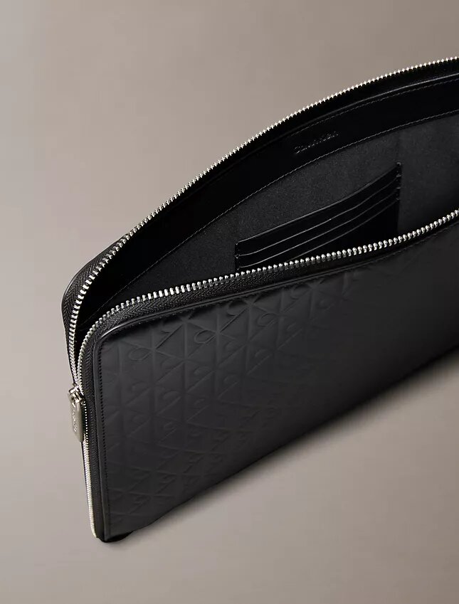 Pochette zippée avec logo emblématique sur toute la surface Pochette zippée avec logo emblématique sur toute la surface