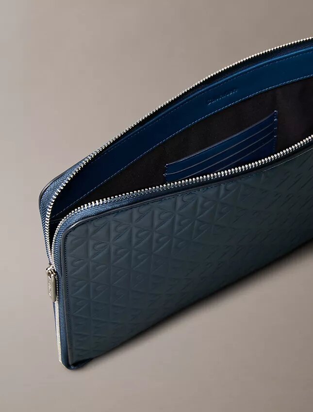 Pochette zippée avec logo emblématique sur toute la surface Pochette zippée avec logo emblématique sur toute la surface