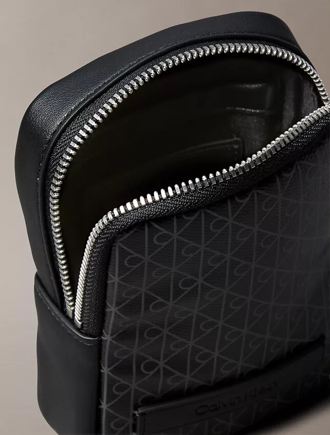 Pochette zippée avec logo emblématique sur toute la surface Pochette zippée avec logo emblématique sur toute la surface