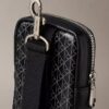 Pochette zippée avec logo emblématique sur toute la surface Pochette zippée avec logo emblématique sur toute la surface