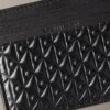 Porte-cartes entièrement gaufré avec un Monogram Porte-cartes entièrement gaufré avec un Monogram