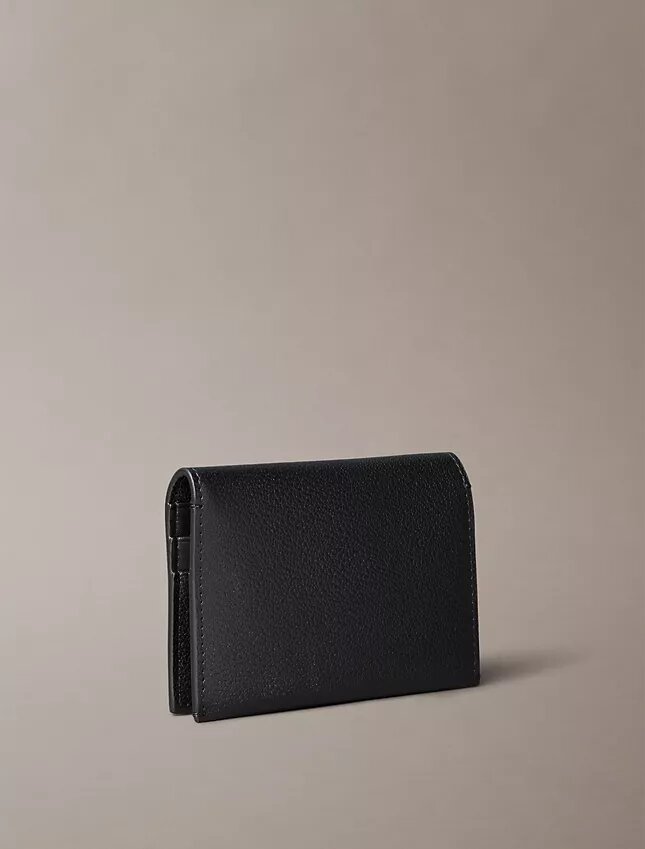 Porte-cartes minimaliste à rabat Monogram Porte-cartes minimaliste à rabat Monogram