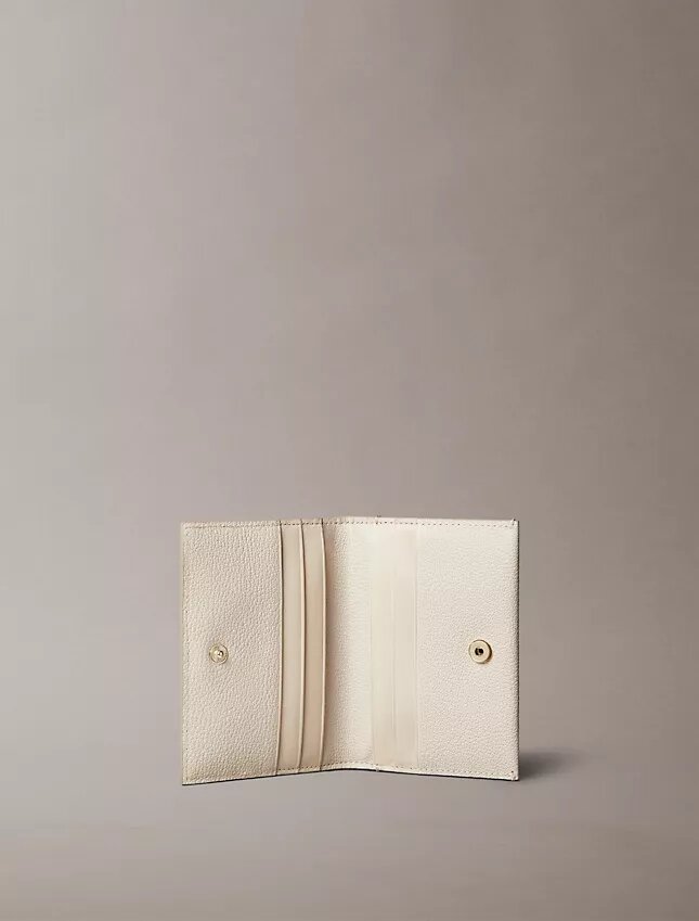 Porte-cartes minimaliste à rabat Monogram Porte-cartes minimaliste à rabat Monogram