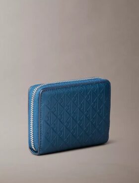 Porte-monnaie à fermeture éclair avec monogramme en relief sur toute la surface